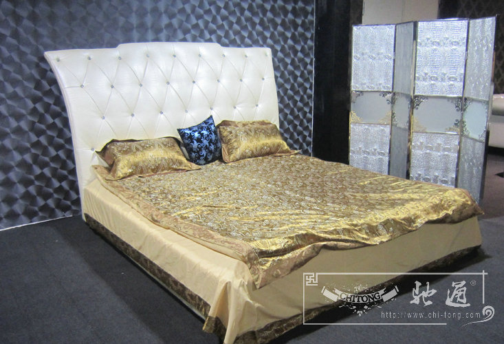 后现代双人软床 床类 后现代不锈钢雕花1.8米大床 卧室家具 
