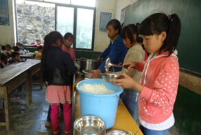 (图)孩子们帮助老师为同学们分配免费午餐