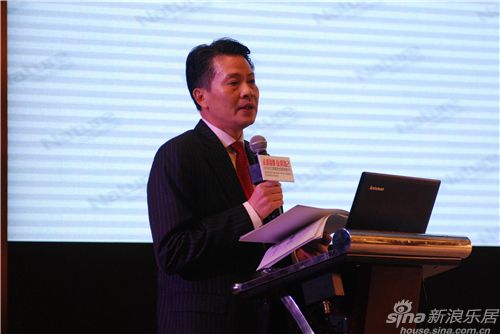 大自然家居(中国)有限公司董事局主席佘学彬发表主题演讲