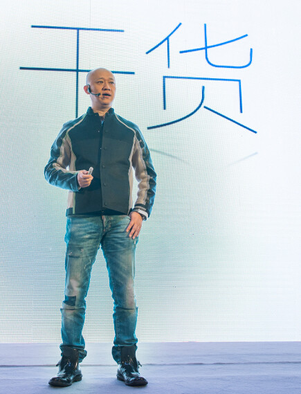 图为博洛尼产品事业部总经理蔡兴国介绍全屋定制