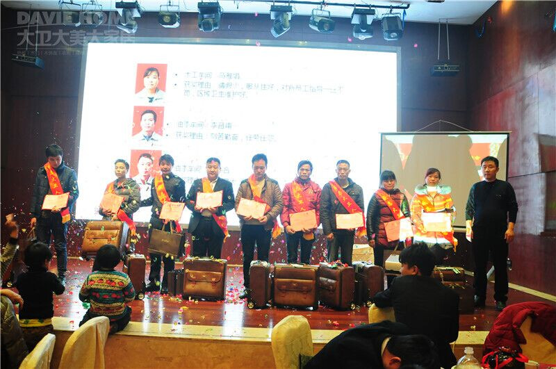 总经理蒋方为部门优秀员工颁发证书、奖品并合影