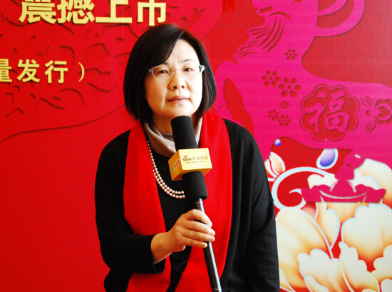 图为中国装饰材料协会墙纸墙布分会张曼红秘书长