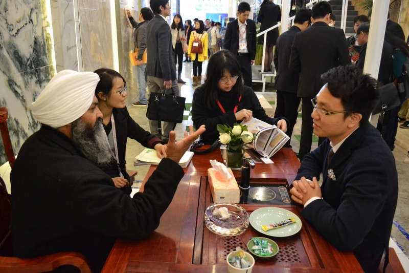 与国外客户洽谈
