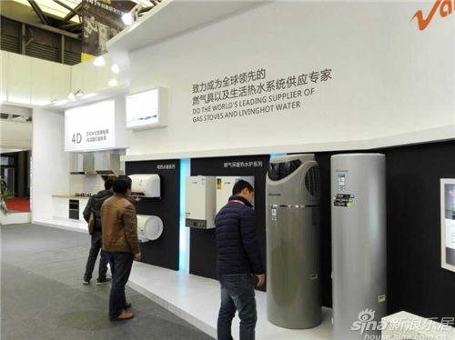  万和展出的中式厨房电器产品及燃气壁挂炉、热泵热水器