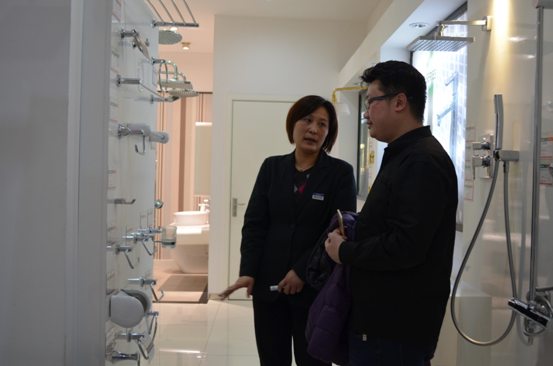 TOTO 店长向顾客介绍淋浴用品