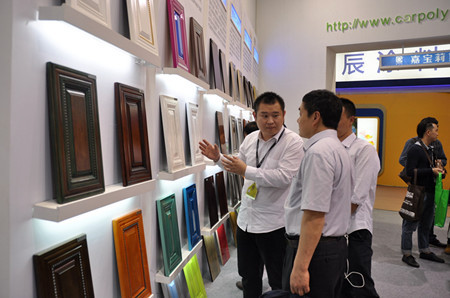 工作人员向客户介绍UV漆工艺