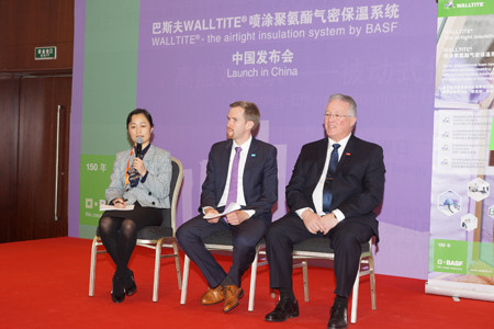 巴斯夫代表介绍WALLTITE®气密保温系统解决方案-左起：巴斯夫（中国）有限公司建筑市场行业高级经理刘艳丽博士、巴斯夫亚太区特性材料部建筑业务管理区域总监宜斐德博士、巴斯夫加拿大有限公司聚氨酯业务部业务发展经理Pierre Couture先生