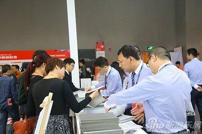 前来参观、咨询的人络绎不绝