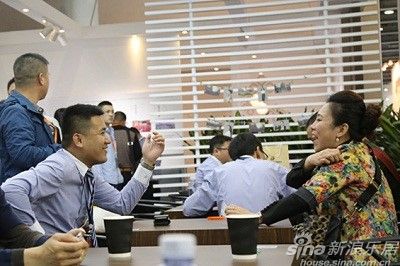 愉快交谈，我们充满信心，干劲十足