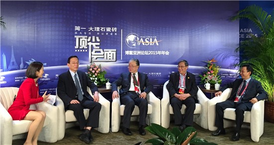 从右至左依次为：李志林、周文重、保育钧、刘世锦、艾诚