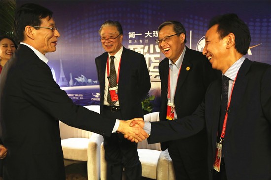 前总理朱榕基之子、前中金公司CEO、亚洲最具影响力商业领袖朱云来（左一）到场
