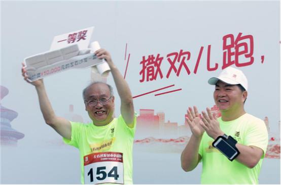 左右沙发示范家居业，怎么跑向“幸福蓝”