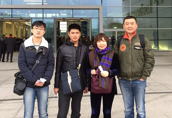 图为：赵广阔与华日家居领导层人员