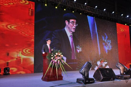 (广东省家用纺织品行业协会会长黄锦权先生致辞)
