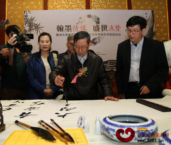 书法名家挥毫泼墨,翰墨飘香 书法名家挥毫泼墨,翰墨飘香
