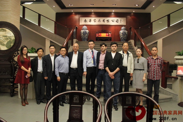 俄罗斯商业巨贾Mark Iliev(右四)、永华红木家具副总经理邱志坤(左六)以及“广州三会”考察团等在永华红木展厅合影留念 俄罗斯商业巨贾Mark Iliev(右四)、永华红木家具副总经理邱志坤(左六)以及“广州三会”考察团等在永华红木展厅合影留念