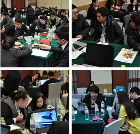 设计师现场一对一服务,就业主的户型方案进行讲解