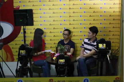 (著名设计师韦建做客新浪直播间接受记者采访)