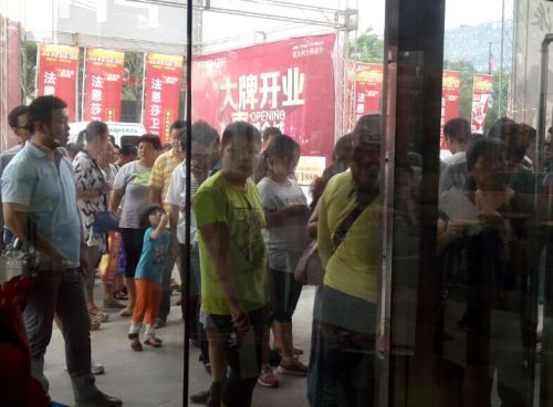 商场尚未开门，已站满等候活动的顾客