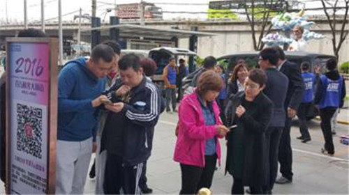 启动仪式现场,扫码顾客排起长龙。宋总引导消费者扫码。 启动仪式现场,扫码顾客排起长龙。宋总引导消费者扫码。