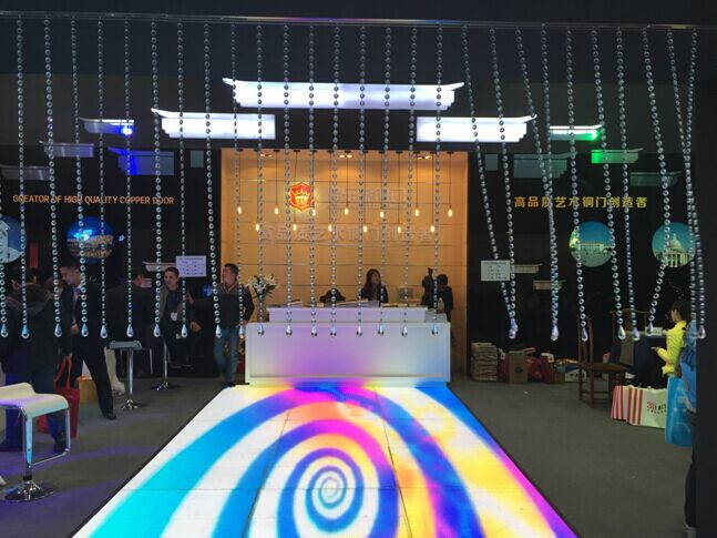 辉乐豪铜门别出心裁的的展厅设计让观众感觉眼前一亮