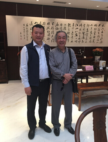明木缘董事长王一先生和著名的明清家具专家、中国明式家具研究所所长濮安国合影