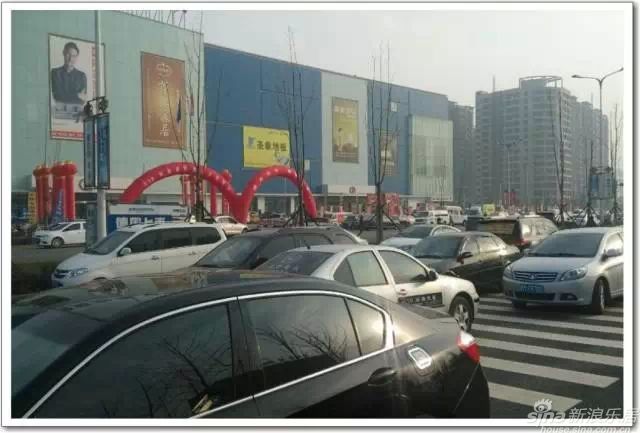 外广场停车场的车都“溢”到大马路上了,太火爆了! 外广场停车场的车都“溢”到大马路上了,太火爆了!