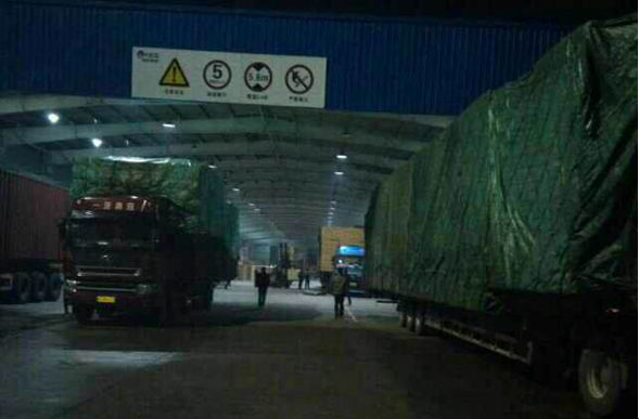 凌晨忙碌的装车线