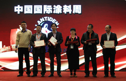 嘉宝莉多次上台领奖