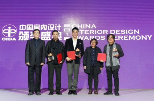 2016晶麒麟-生活艺术家大奖授予林学明、王中、林依轮。 2016晶麒麟-生活艺术家大奖授予林学明、王中、林依轮。