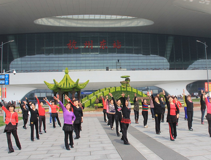杭州广场舞大妈动作整齐划一