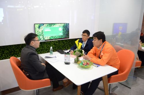 与客户洽谈中 与客户洽谈中