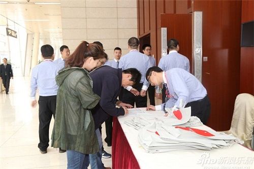 众代理商陆续达到会场签到