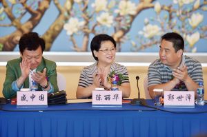 (工艺中国艺术顾问 左起:盛中国、陈丽华、郭世泽) (工艺中国艺术顾问 左起:盛中国、陈丽华、郭世泽)