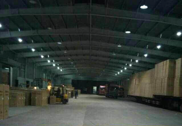 夜晚忙碌的装车线