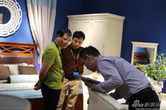 双虎家私董事长尹显建先生在展厅指导工作