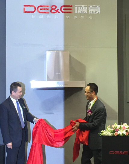 德意高德康董事长与家电协会秘书长徐东生先生一齐为“穹顶”吸油烟机揭幕