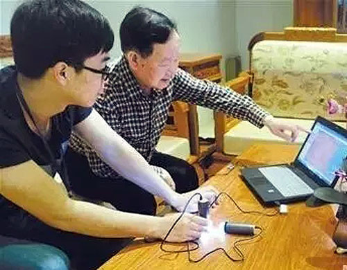 徐峰教授和工作人员正在为软体沙发进行材质鉴定 徐峰教授和工作人员正在为软体沙发进行材质鉴定