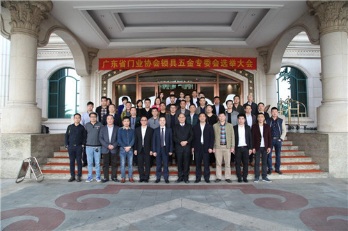 与会代表合影留念 与会代表合影留念