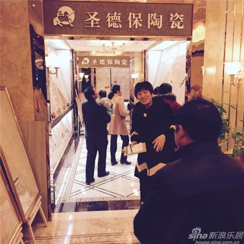 上饶市圣德保陶瓷店内业主纷纷选购瓷砖,品鉴圣德保瓷砖优质的产品质量