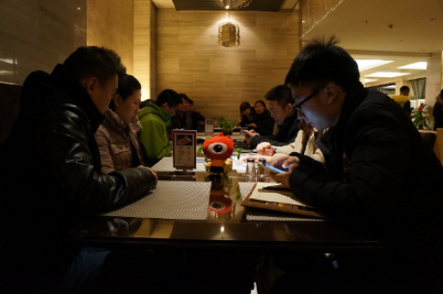 大家互相探讨，准备着第二天的行动