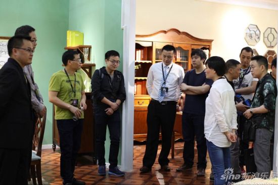 双虎家私董事长尹显建先生在展厅指导工作