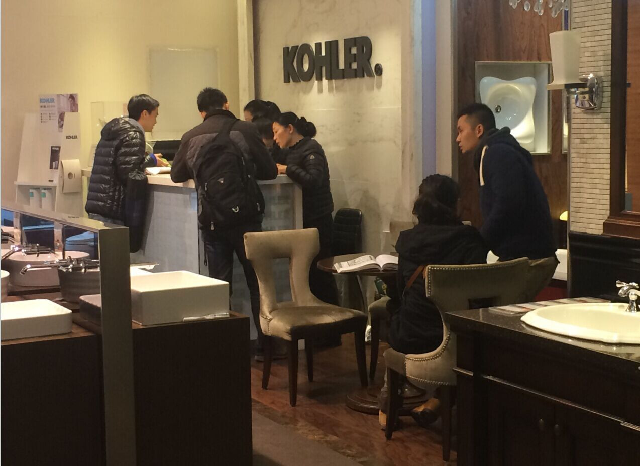 科勒店内顾客络绎不绝
