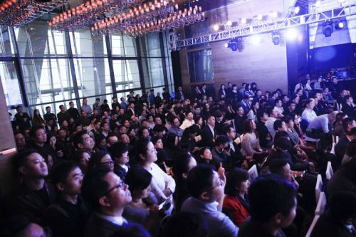 人多到“溢”出来的活动现场 人多到“溢”出来的活动现场