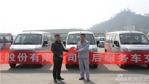 东风小康汽车有限公司相关负责人向万和公司代表(左)交车