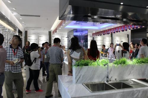 百多位嘉宾参观金牌卫浴展厅,不时赞叹 百多位嘉宾参观金牌卫浴展厅,不时赞叹
