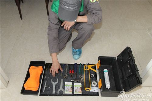 保养结束,九牧专业服务人员正在整理工具箱