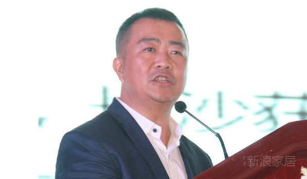 中国家具销售商联合会会长、北京克拉斯家具集团董事长王大伟 中国家具销售商联合会会长、北京克拉斯家具集团董事长王大伟