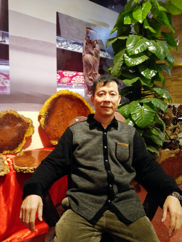 王锡强,在云南红木圈中,被称为“红木瘿子木之王”,在瘿子木展示馆前端坐,尽显王者风范。 王锡强,在云南红木圈中,被称为“红木瘿子木之王”,在瘿子木展示馆前端坐,尽显王者风范。