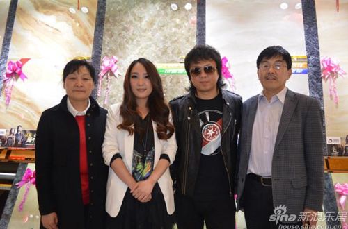 爱乐团与南阳圣德保高总、孙总夫妇合影留念
